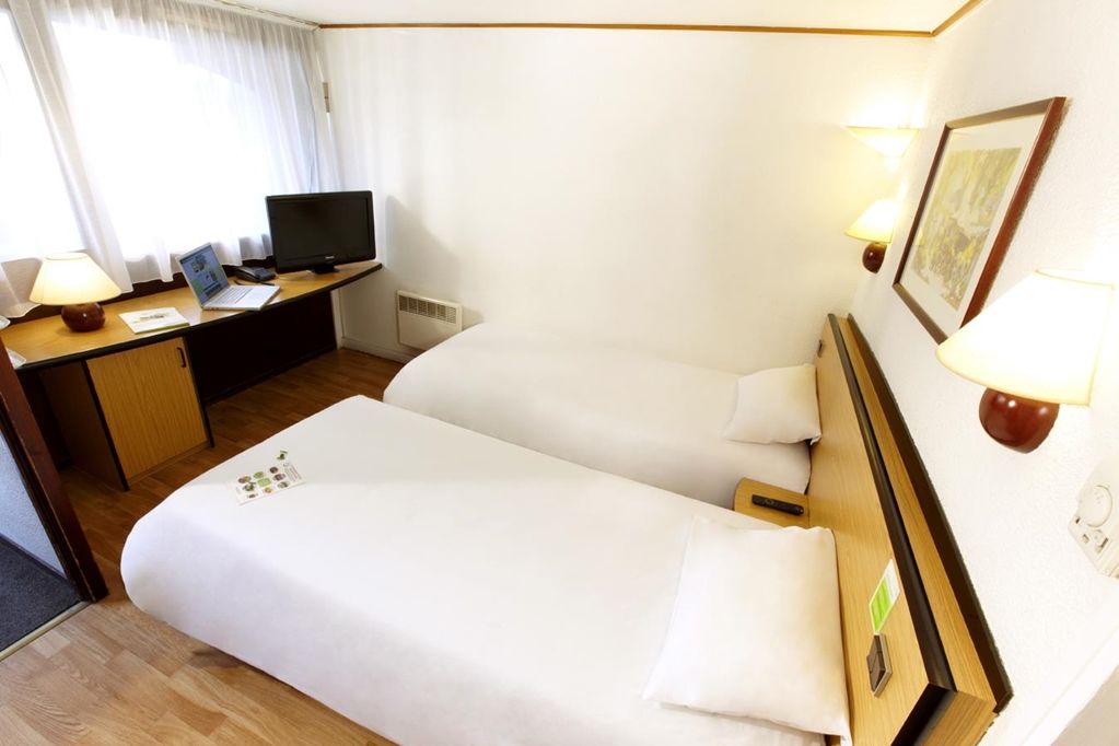 Kyriad Niort - La Creche Room photo